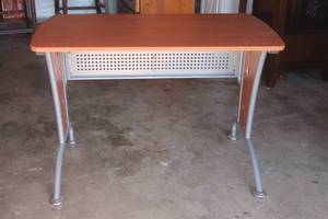 lot 421 image: MODERN WOOD COMPUTER DESK