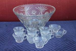 lot 422 image: VINTAGE ANCHOR HOCKING EARLY AMERICAN PRESCUT PATTERN 14 PUCH BOWL WITH 9 ASSORTED DESIGN PUNCH CUPS  SEE PICS