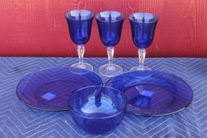 lot 423 image: TOTAL OF 6PC COBALT BLUE STEM  WINE GLASSES , ANCHOR HOCKING DINNER PLATES &  6 MIXING BOWL  SEE PICS