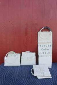 lot 425 image: TOTAL OF 4 LAUNDRY DELUXE SERVICE CANVAS TOTE BAGS