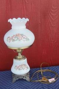 lot 427 image: VINTAGE HURRICAN GLOBE FLORAL DESIGN PARLOR  LAMP