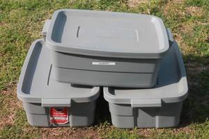 lot 429 image: TOTAL OF 3 RUBBERMAID ROUGHNECK 10 GALLON LIDDED TOTES