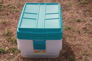 lot 436 image: TOTAL OF 4 HEFTY 40QT LIDDED TOTES