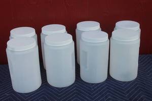 lot 445 image: TOTAL OF 8 - 3QT LIDDED TRANSLUCENT WHITE PLASTIC STORAGE CONTAINERS