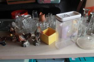 lot 449 image: TABLE OF MISC ASSORTED GLASS FIGURINES , WAX BURNER,MUGS,FOOD STORAGE  AND MORE  , GREAT FOR GIFTS , RESELL & FLEA MARKET BOOTHS  SEE PICS