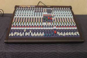 lot 16 image: MIDAS VENICE 320 MIXING CONSOLE  POWER ON  HAS POWER ADAPTER &amp HEAVY DUTY ROAD&nbsp CASE&nbsp  SEE PICS&nbsp