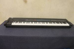 lot 102 image: YAMAHA MIDI MASTER KEYBOARD KX88 POWERS ON&nbsp