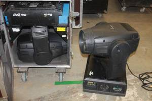 lot 79 image: 2 MARTIN MAC 2000 MOVING SPOT LIGHTS IN ROADIE CASE ON CASTERS