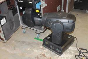 lot 85 image: 2 MARTIN MAC 2000 MOVING SPOT LIGHTS IN ROADIE CASE ON CASTERS