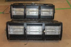 lot 176 image: 2 THREE CELL CYC WIDESPREAD LIGHT WITH MOUNTING BRACKETS&nbsp IN KANGAROO ROADIE CASE ON CASTERS&nbsp