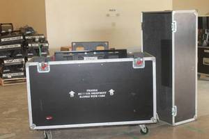 lot 177 image: GATOR 53 WOOD FLIGHT CASE FOR LCDPLASMA TV ON CASTERS