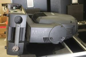 lot 207 image: MARTIN MAC 700 MOVING SPOTLIGHT NEEDS REFELCTOR BRAIN IN ROADIE CASE ON CASTERS