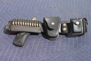 lot 43 image: VINTAGE BIANCHI LEATHER LAW ENFORCEMENT HOLSTER DUTY BELT  SEE PICS