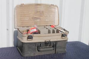 lot 70 image: VINTAGE TACKLE BOX WITH GENEROUS AMOUNT OF ASSORTED FISHING TACKLE  SEE PICS