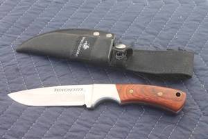 lot 45 image: WINCHESTER STAINLESS STEEL COLLECTIBLE HUNTING KNIFE WITH SHEATH 10