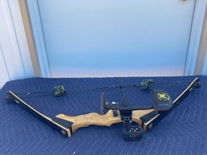 lot 10 image: BROWNING DELUXE BUSHMASTER T4A COMPOUND BOW