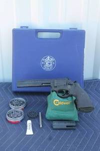 lot 83 image: SMITH & WESSON 586- 6  PELLET GUN WITH EXTRA S&W  FRAME BARREL 586 -4 & LOT OF PELLETS WITH CARRY CASE  SEE PICS
