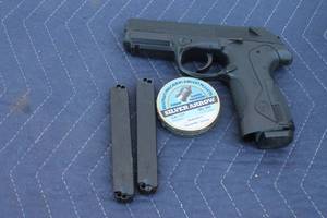 lot 84 image: BERETTA PX4 STORM  .177 PELLET AIR PISTOL  WITH 2- PELLET MAGAZINES & AIRGUN PELLETS