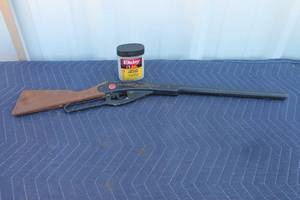 lot 90 image: VINTAGE DAISY LEVER ACTION BB GUN  C208865 WITH DAISY BBS