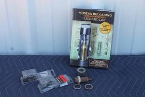 lot 91 image: HORNADY RELOADING  LOCK RINGS WITH MODERN RELOADING BOOK BY RICHARD LEE  SEE PICS