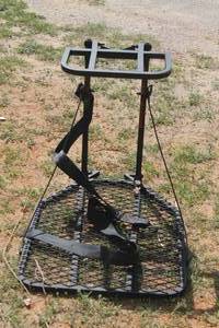 lot 136 image: HUNTING TREE STAND