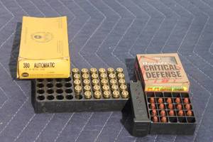 lot 142 image: LOT OF .380 AUTOMATIC  AMMUNITION WITH 380 MAGAZINE CLIP  SEE PICS