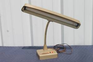 lot 11 image: VINTAGE INDUSTRIAL GOOSENECK PORTABLE LAMP&nbsp