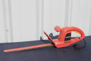 lot 30 image: HOMELITE 17 HEDGE TRIMMER&nbsp