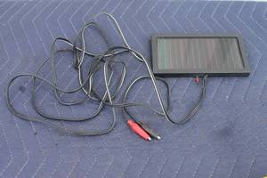 lot 38 image: PORTABLE SOLAR PANEL TRICKLE CHARGER WITH ALLIGATOR CLIPS&nbsp