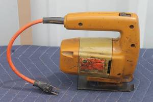 lot 56 image: VINTAGE BLACK &amp DECKER 504 JIGSAW&nbsp