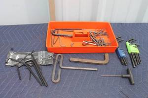 lot 60 image: LOT OF ASSORTED SIZE HEX KEYS&nbsp