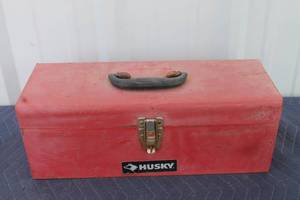 lot 131 image: RED METAL 19 HUSKY TOOL BOX WITH TRAY&nbsp