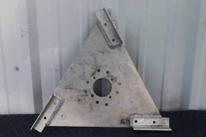 lot 134 image: TRIANGULAR METAL TOWER SINGLE ACCESSORY SHELF 19&nbsp