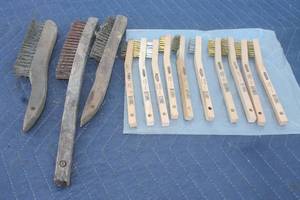 lot 148 image: TOTAL OF 15 WOOD HANDLE BRUSHES&nbsp