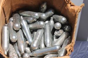 lot 172 image: LOT OF CROSSMAN 12-GRAM CO2 CARTRIDGES&nbsp