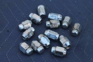 lot 200 image: TOTAL OF 14&nbsp 1.50 RHT LUG NUTS&nbsp