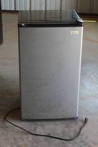 lot 215 image: MAGIC CHEF MCBR360S&nbsp STAINLESS STEEL , 3.6 CU.FT&nbsp