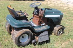 lot 225 image: CRAFTSMAN LT1000 RIDING LAWN MOWER WITH KEY&nbsp
