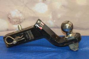 lot 32 image: UHAUL TRAILER TOW HITCH WITH A 2 BALL&nbsp