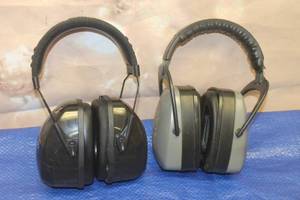 lot 46 image: TOTAL OF 2 VINTAGE HOWARD LEIGHT THUNDER HEARING PROTECTION EAR MUFFS&nbsp