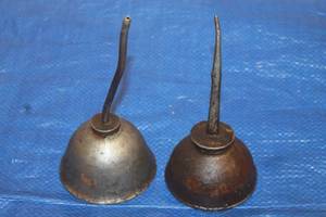 lot 58 image: TOTAL OF 2 VINTAGE THUMB PUMP OIL CANS&nbsp