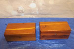 lot 47 image: TOTAL OF 2 VINTAGE FURNITURE LANE CEDAR CHEST KEEPSAKES WOOD STORAGES (9 L )  SEE PICS&nbsp