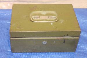 lot 66 image: VINTAGE COLE STEEL EQUIPMENT MILITARY - STYLE GREEN METAL CASH BOX WITH HANDLE , 9 L X 4 12 H&nbsp