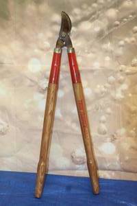 lot 75 image: TRUE TEMPER 27 WOOD HANDLES BYPASS LOPPERS&nbsp