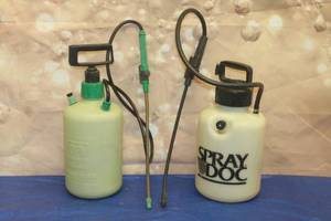 lot 81 image: TOTAL OF 2 SPRAY DOC &amp MEINOR CHEMICAL RESISTANT TANK SPRAYERS ( 1 GALLON )&nbsp