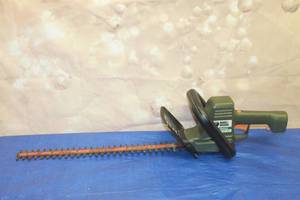 lot 97 image: BLACK &amp DECKER 22 ELECTRIC HEDGE TRIMMER WITH AUTO STOP HT500