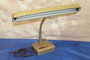 lot 105 image: VINTAGE MID CENTURY MODERN METAL WIDE GOOSENECK FLUORESCENT DESK LAMP&nbsp
