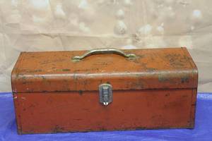 lot 113 image: VINTAGE RED METAL 19 TOOLBOX&nbsp