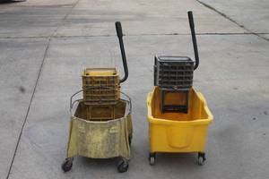 lot 131 image: TOTAL OF 2 RUBBERMAID COMMERCIAL MOP WRINGER BUCKET WITH WHEELS&nbsp