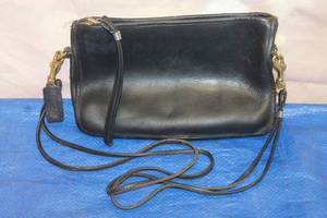 lot 137 image: VINTAGE BLACK LEATHER COACH PURSE 213-7508&nbsp
